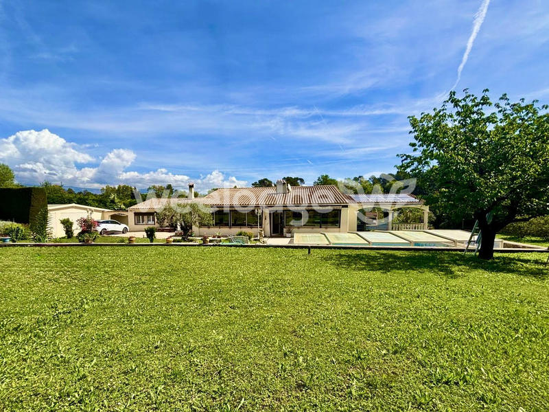 Maison traditionnelle - 225 m² - 9 pièces