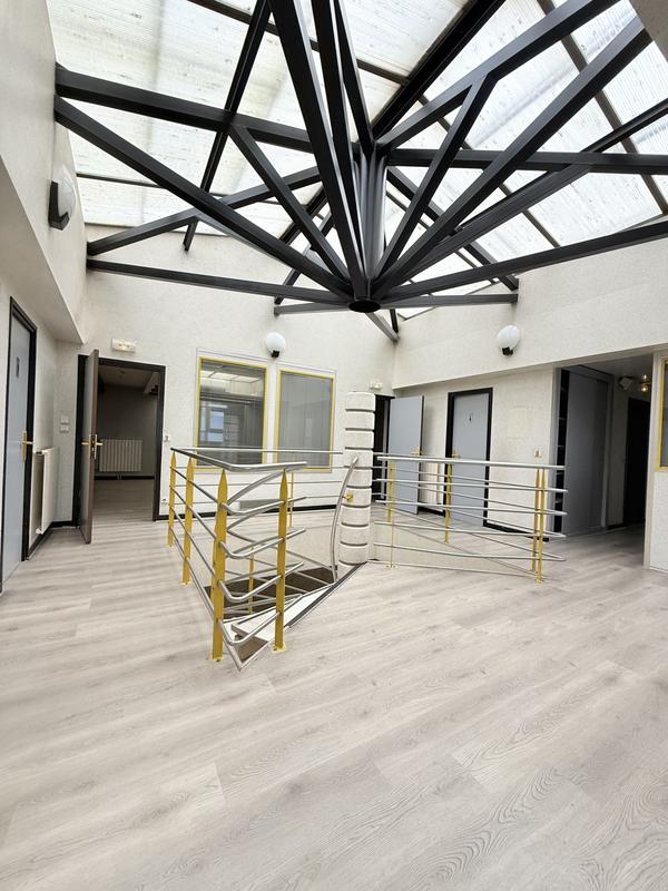 Local d'activités - 1 418 m² - 15 pièces