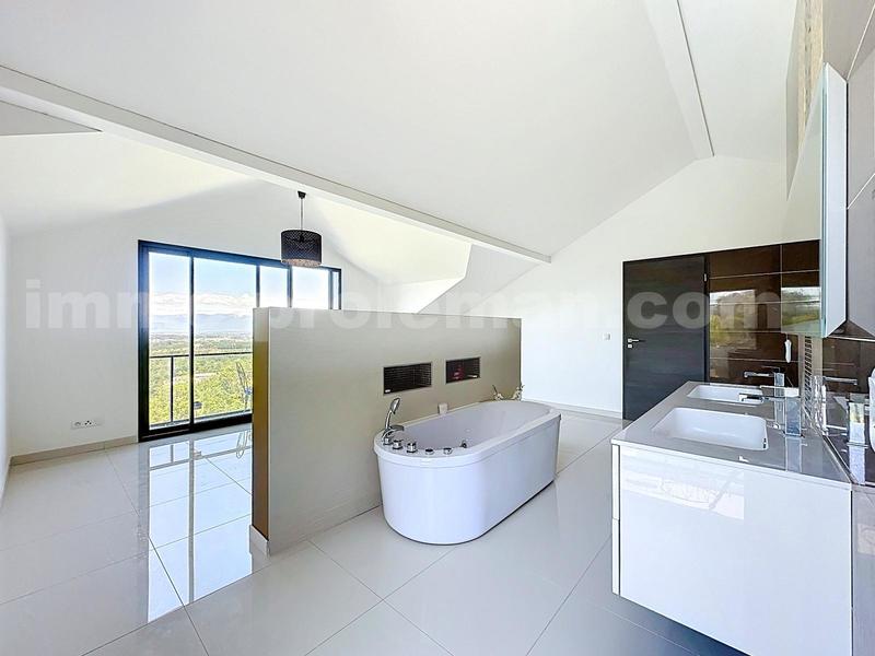 Maison - 280 m² - 8 pièces