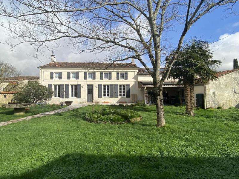 Maison - 361 m² - 15 pièces