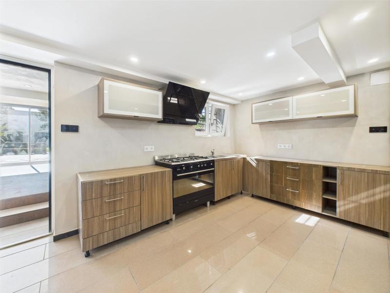 Maison - 255 m² - 9 pièces