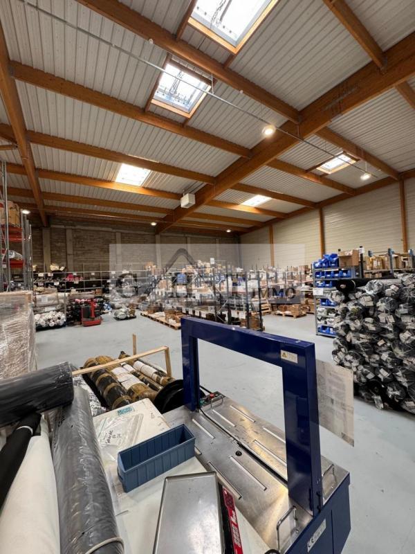 Entrepôt - 1 595 m²