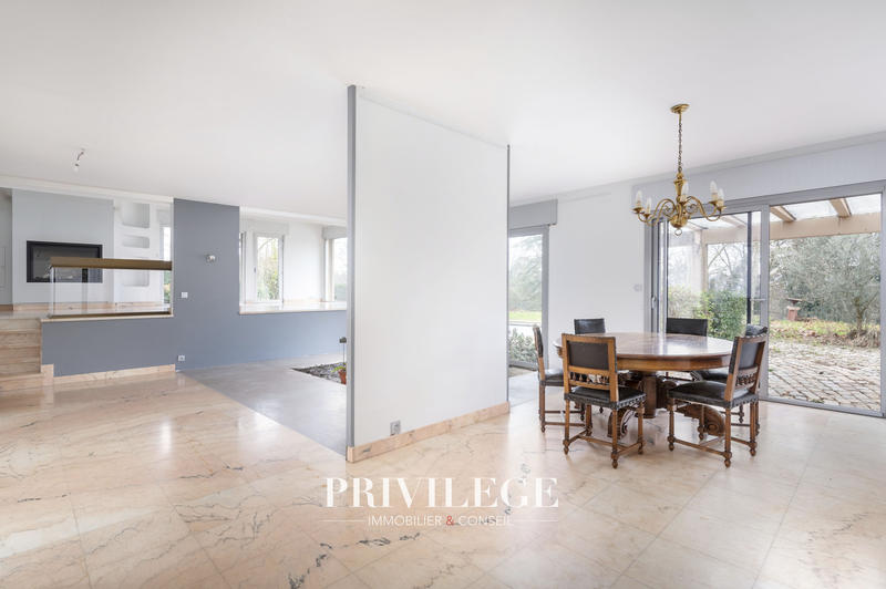 Maison - 250 m² - 7 pièces
