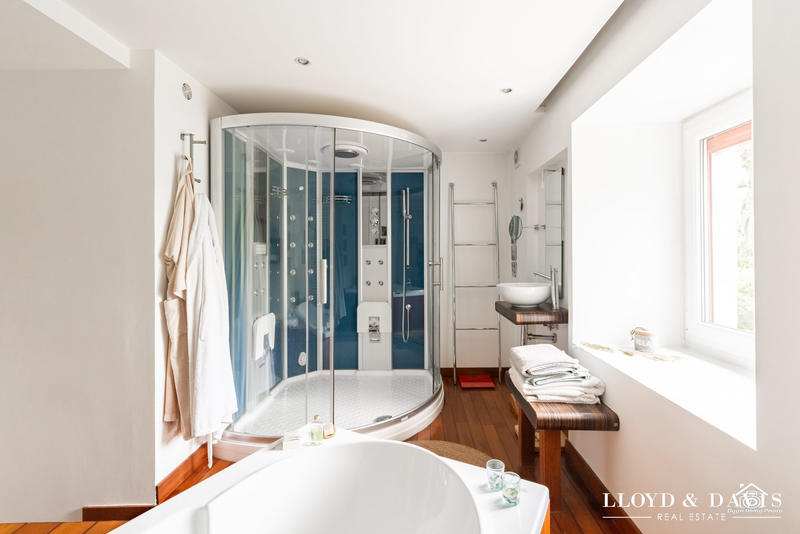 Maison - 272 m² - 8 pièces