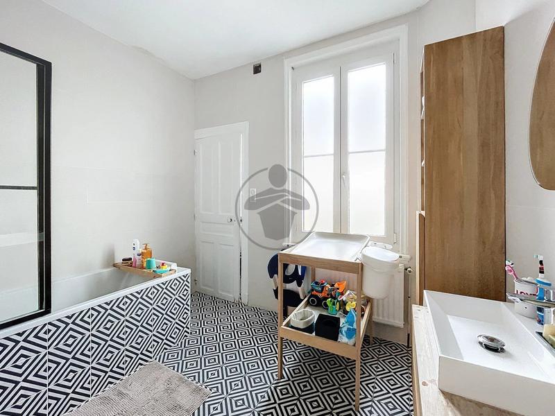 Maison - 202 m² - 7 pièces