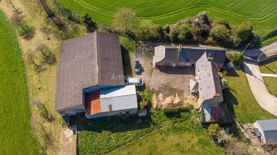 Maison - 300 m² - 2 pièces