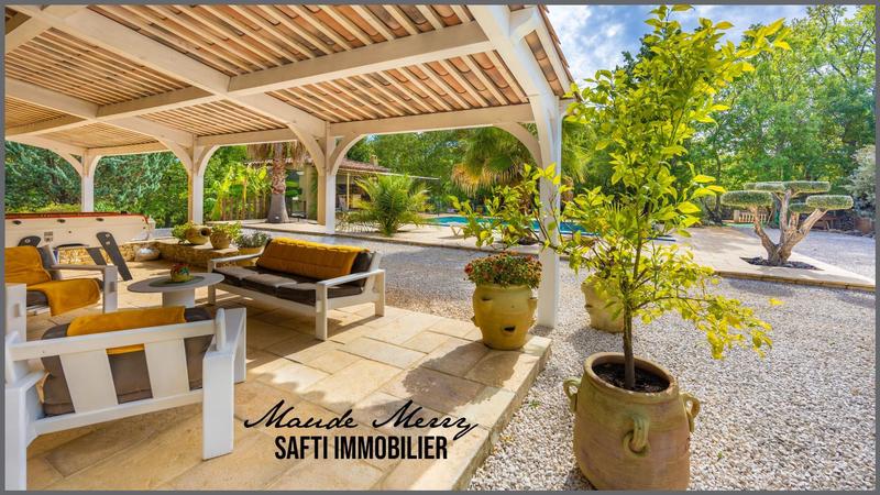 Maison - 230 m² - 6 pièces