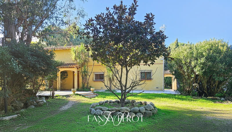 Maison - 220 m² - 8 pièces