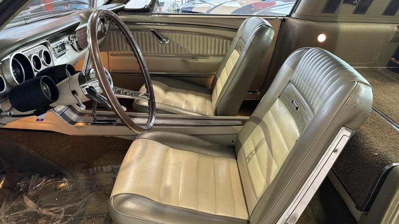 Ford Mustang Fastback 289 ci V8 champagne 1965