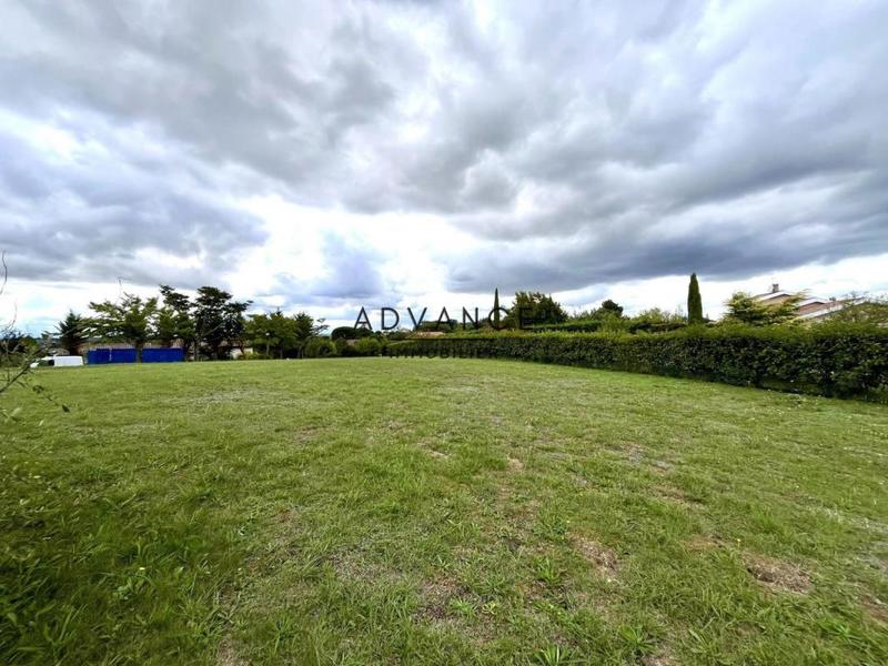 Terrain constructible - 1 200 m²