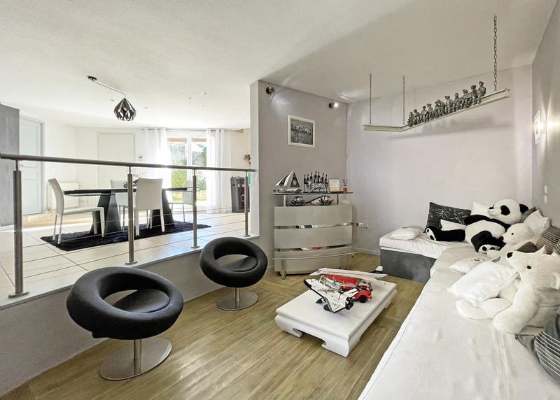 Maison - 300 m² - 9 pièces