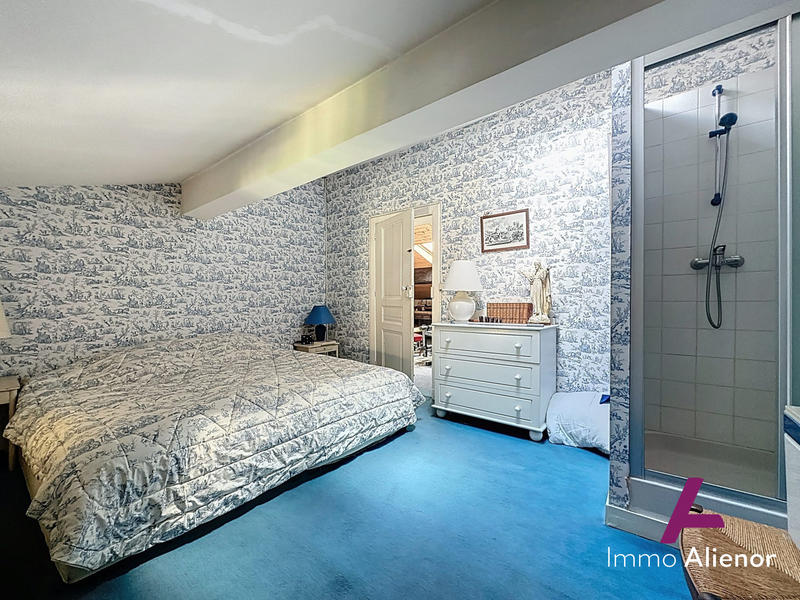 Maison - 221 m² - 8 pièces