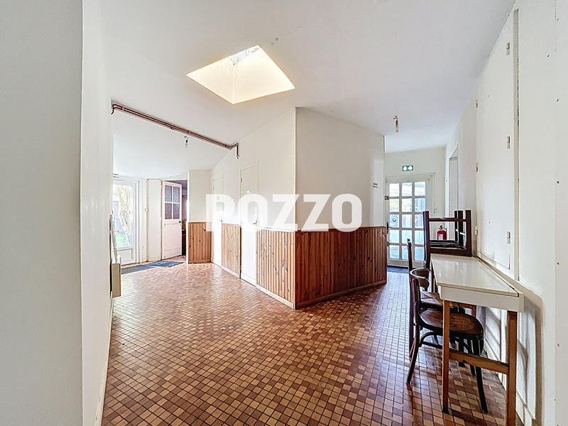 Maison - 588 m² - 10 pièces