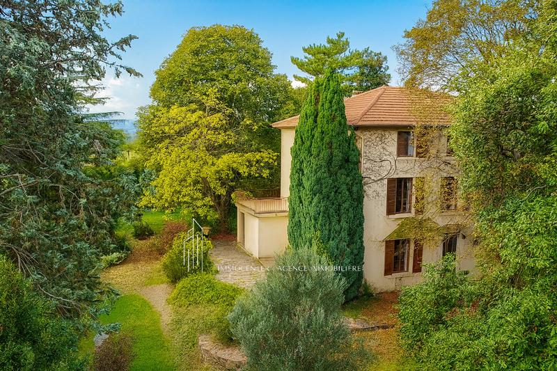 Propriété - 300 m² - 9 pièces