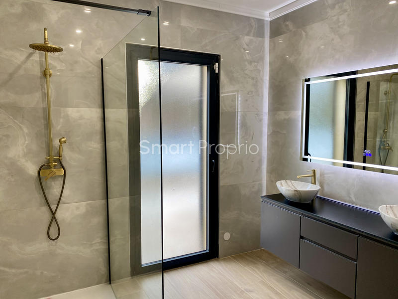 Propriété - 250 m² - 6 pièces