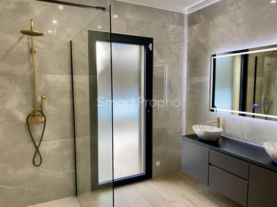 Propriété - 250 m² - 6 pièces