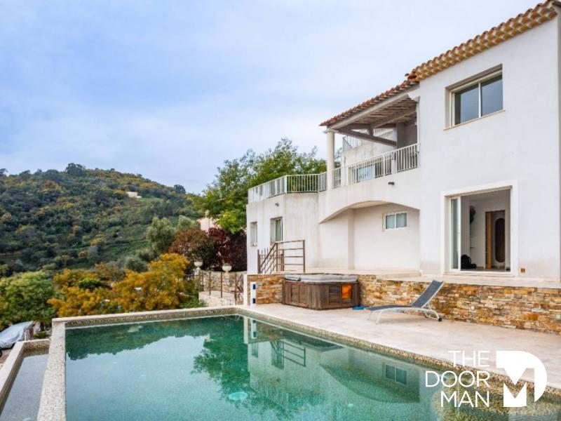 Villa - 255 m² - 9 pièces