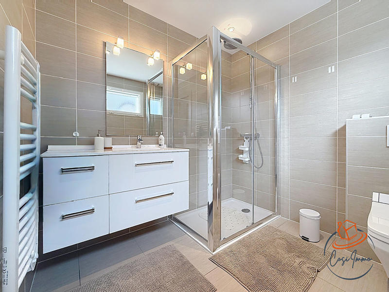 Maison - 238 m² - 8 pièces