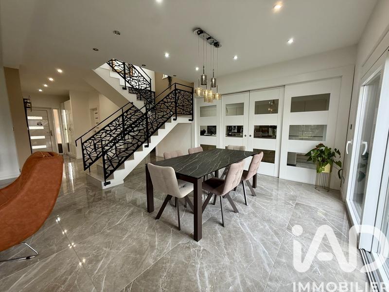 Maison - 214 m² - 7 pièces