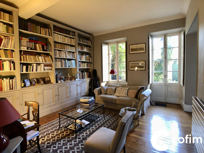 Maison - 272 m² - 10 pièces