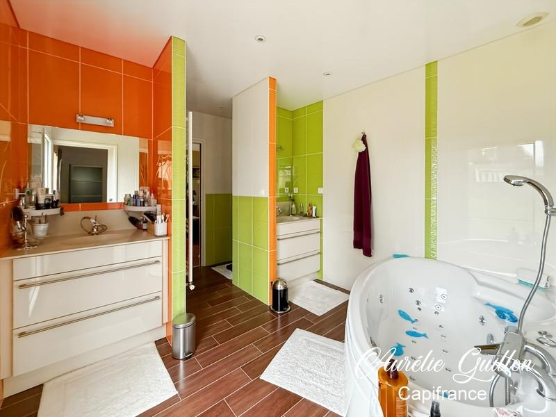 Maison - 254 m² - 9 pièces