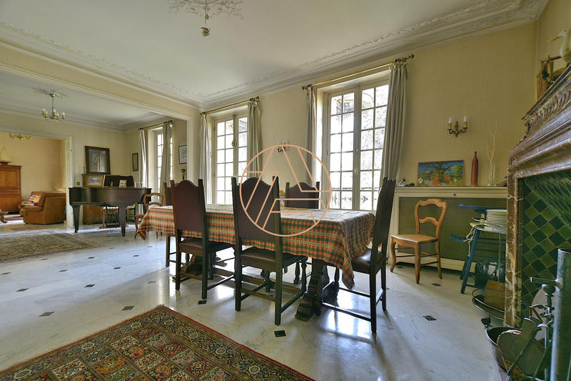 Maison - 203 m² - 9 pièces