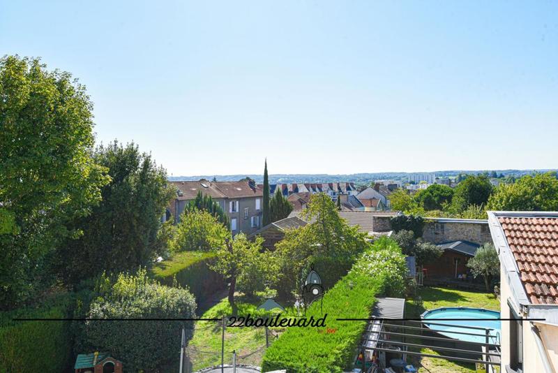 Maison - 230 m² - 8 pièces