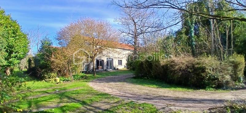 Demeure - 379 m² - 9 pièces