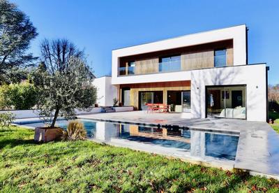 Villa - 250 m² - 9 pièces