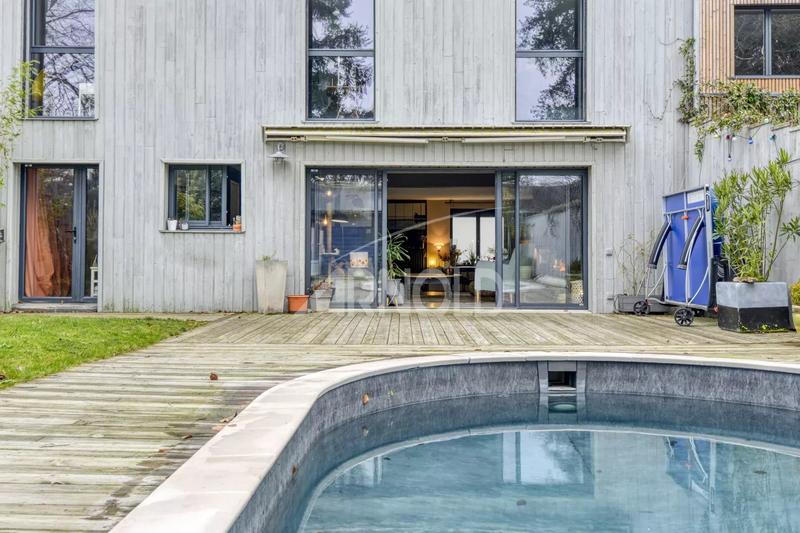 Maison - 161 m² - 9 pièces