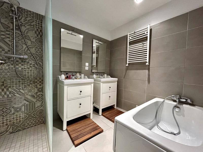 Maison - 240 m² - 10 pièces