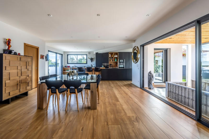 Maison - 260 m² - 6 pièces