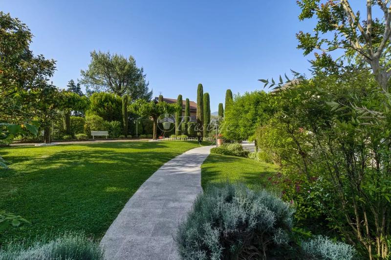 Maison - 452 m² - 12 pièces