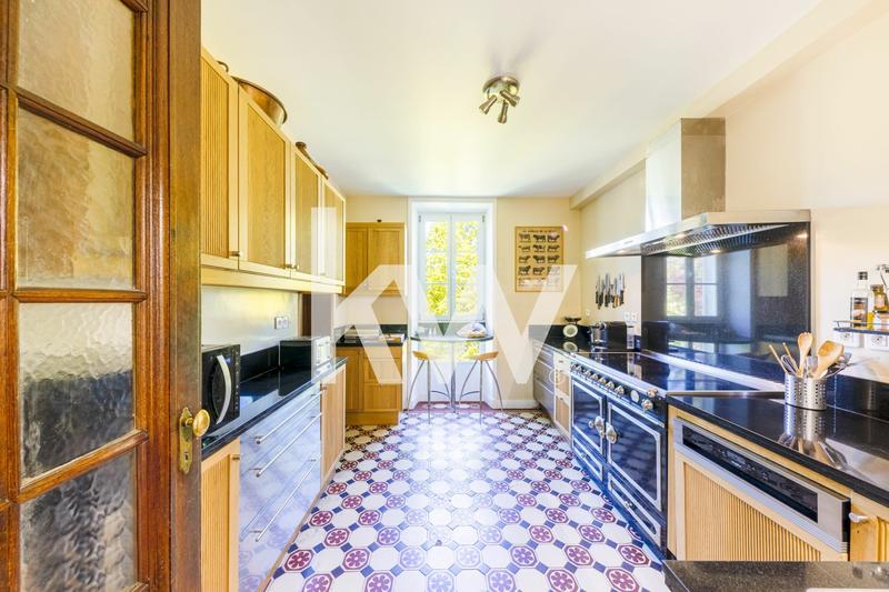 Maison - 700 m² - 23 pièces