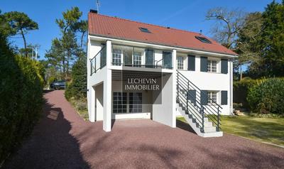 Villa - 215 m² - 8 pièces