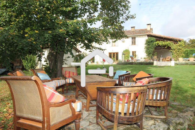 Corps de ferme - 300 m² - 8 pièces