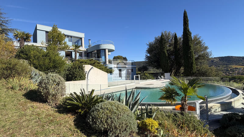 Maison - 258 m² - 7 pièces