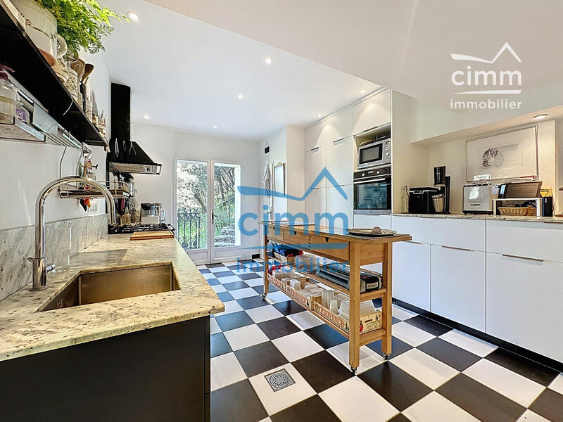 Maison - 221 m² - 9 pièces