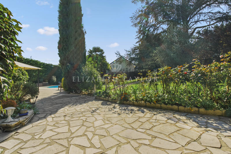 Propriété - 230 m² - 9 pièces