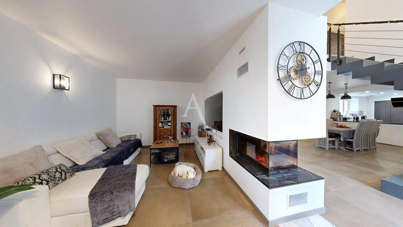 Maison - 211 m² - 8 pièces