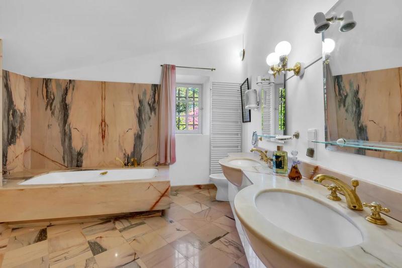 Maison - 342 m² - 9 pièces