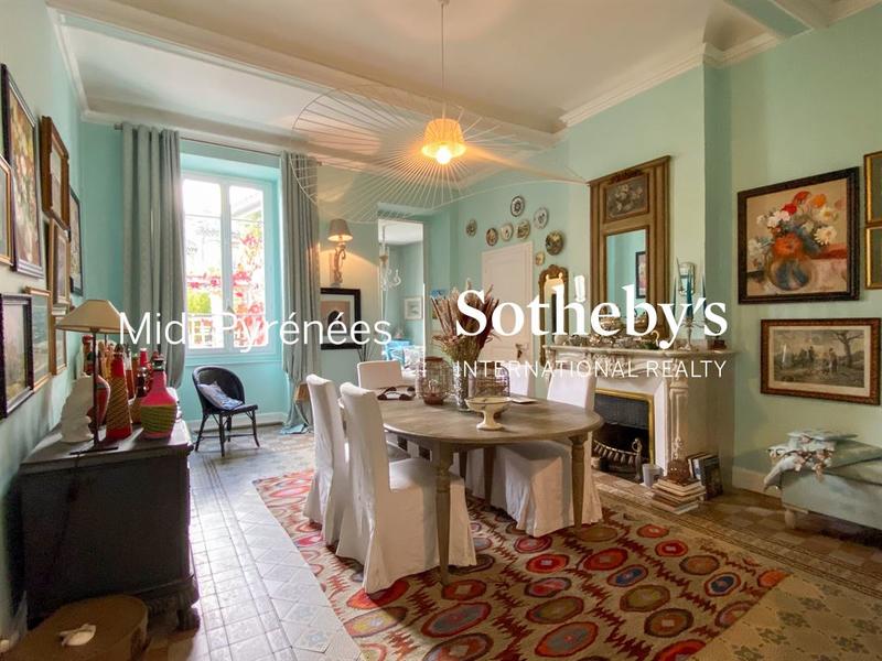 Maison - 465 m² - 10 pièces