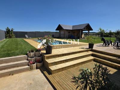 Maison - 230 m² - 10 pièces