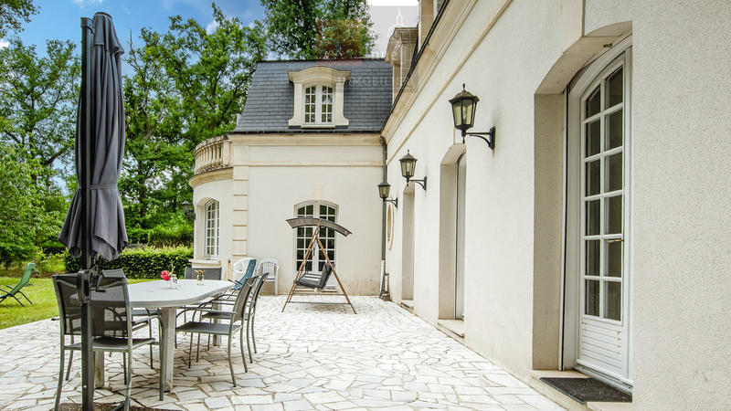 Maison - 330 m² - 8 pièces