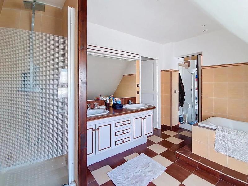 Maison - 210 m² - 8 pièces