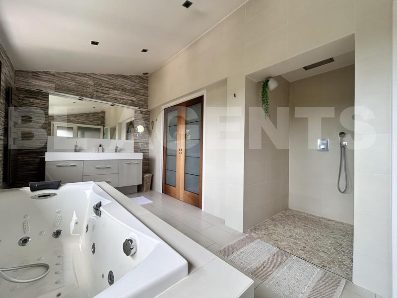 Maison contemporaine - 219 m² - 6 pièces