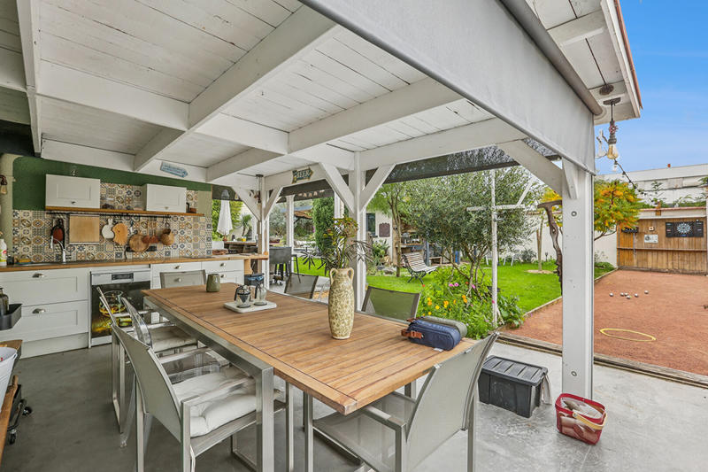 Maison - 221 m² - 6 pièces