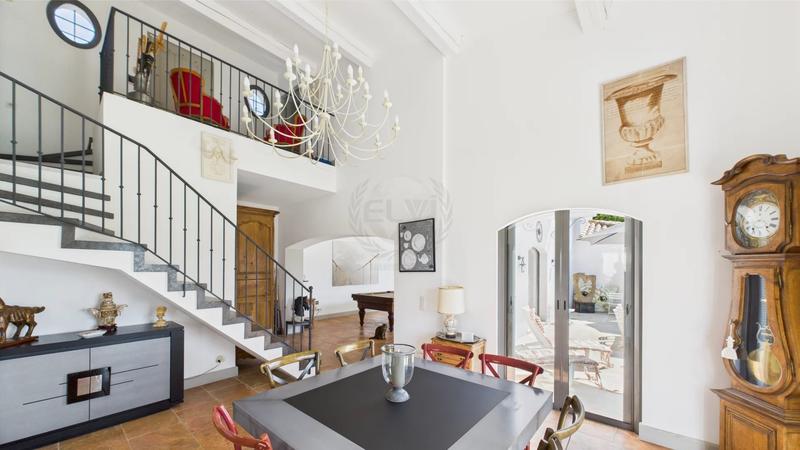 Maison - 250 m² - 8 pièces