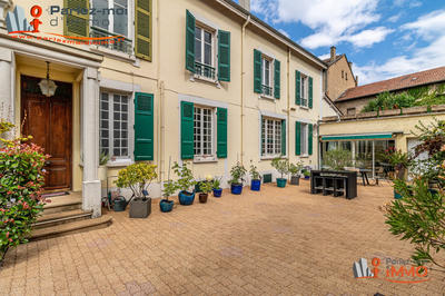 Maison - 240 m² - 6 pièces
