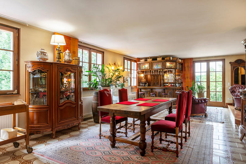 Maison - 720 m² - 12 pièces